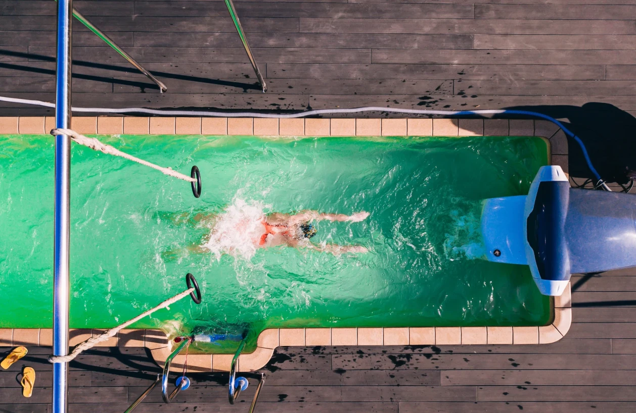 Модель:  SwimTrack 56
Размер:  Длина: 5,67 м. Ширина: 2.12 м. Глубина: 1,35 - 1,72 м. Объем: 16 м³
